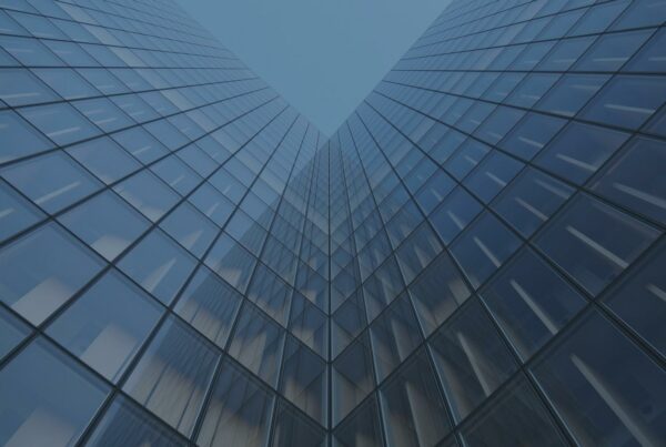 Façade de verre contemporaine vue en contre-plongée, lignes convergentes