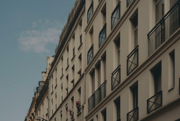 Façade d’immeuble résidentiel parisien en perspective